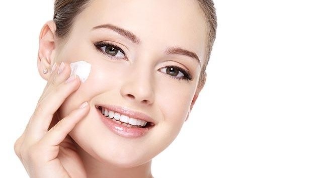 چرا باید این روزها در خانه هم ضد آفتاب بزنیم؟