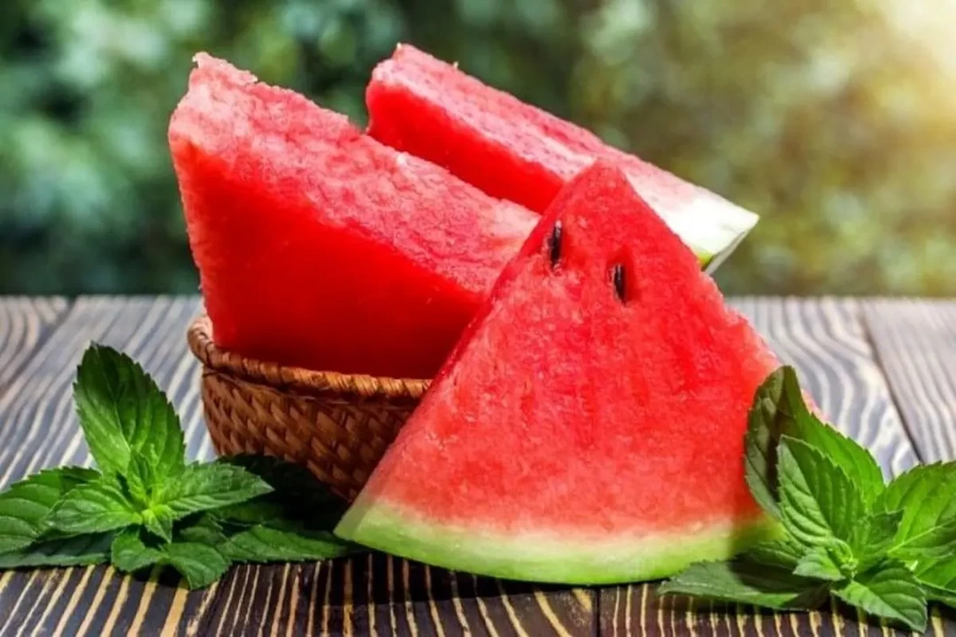 خوردن هندوانه قرمز برای این افراد ممنوع
