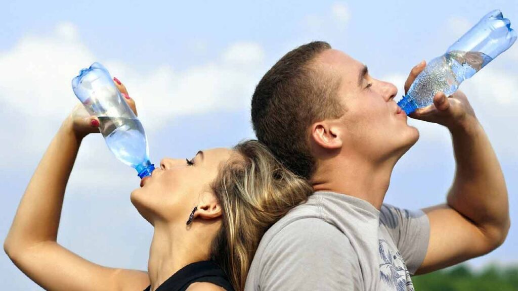 چه مقدار آب بنوشیم که به سنگ کلیه مبتلا نشویم ؟